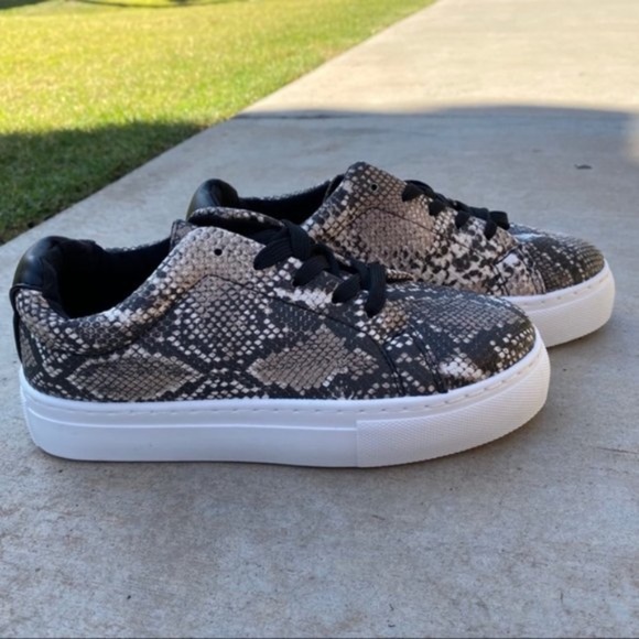 Snake Print Sneaker With White Sole Casual Lace Up - Picture 3 of 8